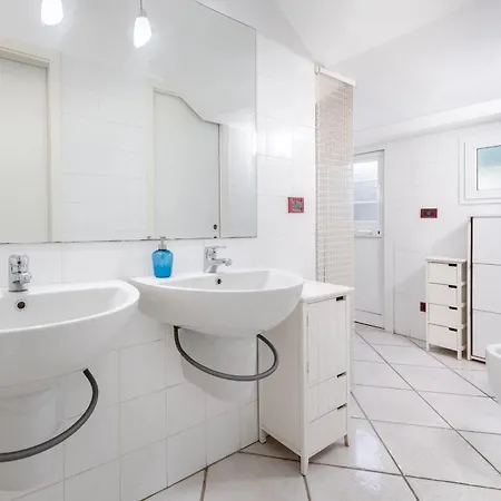 Hostdomus - Mariblu -with Private Parking *