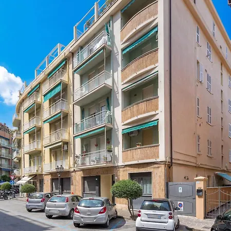 Hostdomus - Mariblu -with Private Parking Алассио